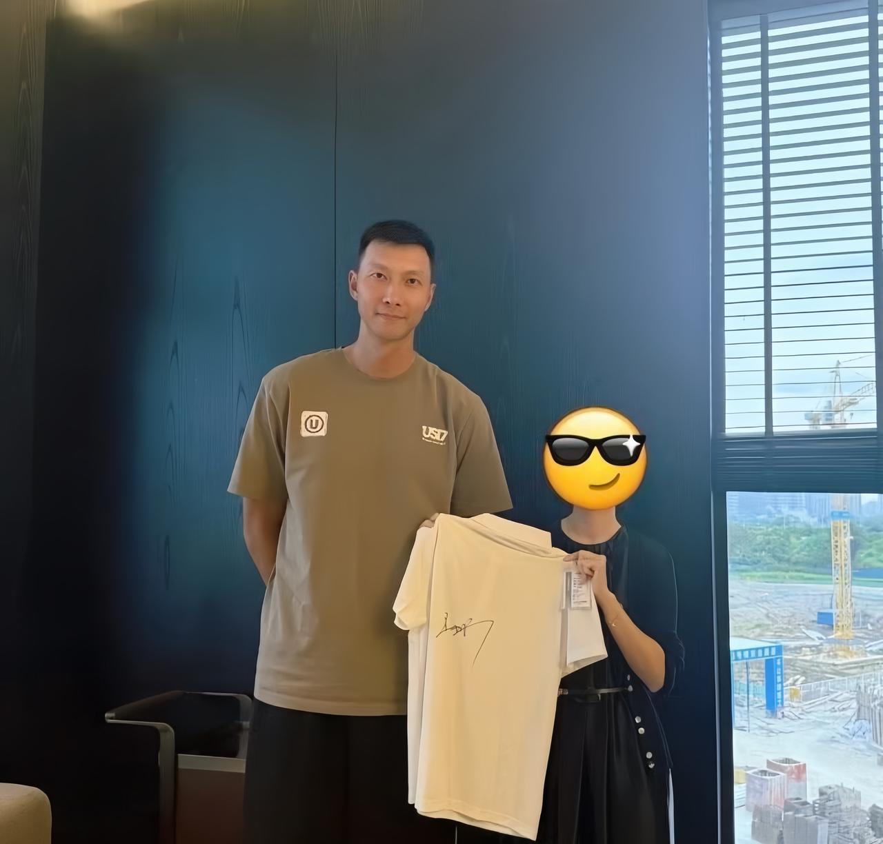 有球迷在清远偶遇了大哥易建联，并且和易建联合照留念，还收获了大哥的签名球衣和篮球