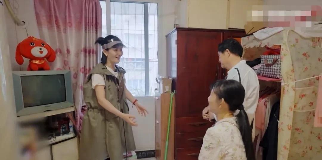 谢娜说：“我小时候最难过的事情是，辛辛苦苦攒的压岁钱被小偷偷走了。”
谢娜和爸爸