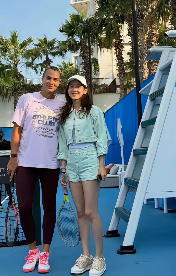 章泽天和萨巴伦卡一起打网球，怪不得东哥夫人身材这么绝