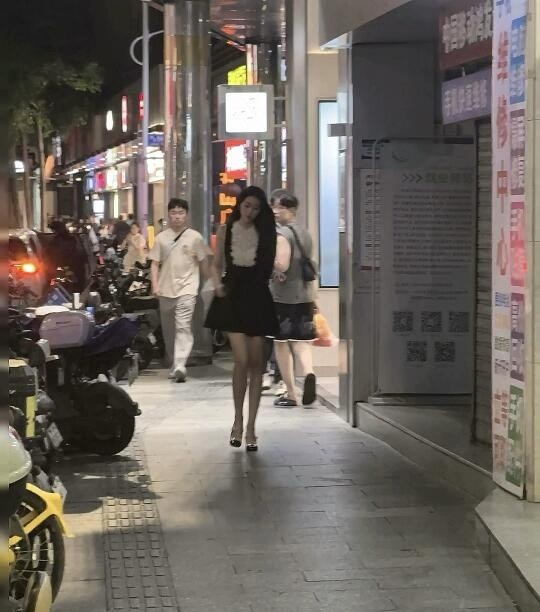 如果你在马路上见到这样的美女，你会上去搭讪吗？