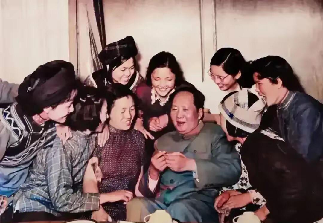 六十年代，伟大领袖接见妇女代表团代表，妇女代表们高兴地和毛主席交流工作，毛主席回