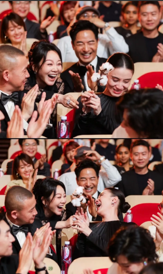 今晚白玉兰奖最伟大的图之一！

不是塑料姐妹花假笑，是眼里有光、互相欣赏的真诚！