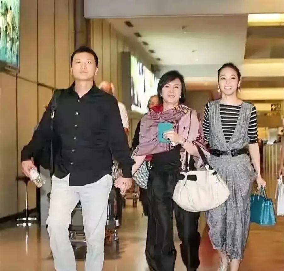 不看不知道  一看吓一跳
侯佩岑长的漂亮，情商也高
就是这家风有点让人看不懂
这