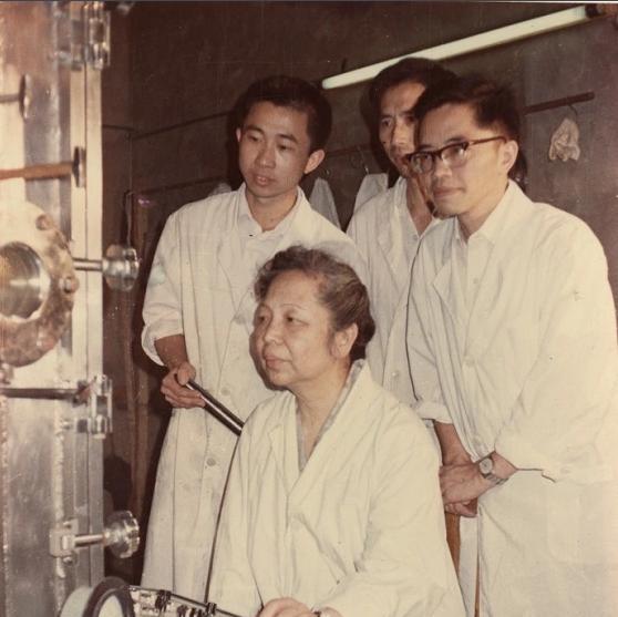 1957年，美国海关截住一位40岁的中国女子，粗暴地翻开她的行李，拿走包里680