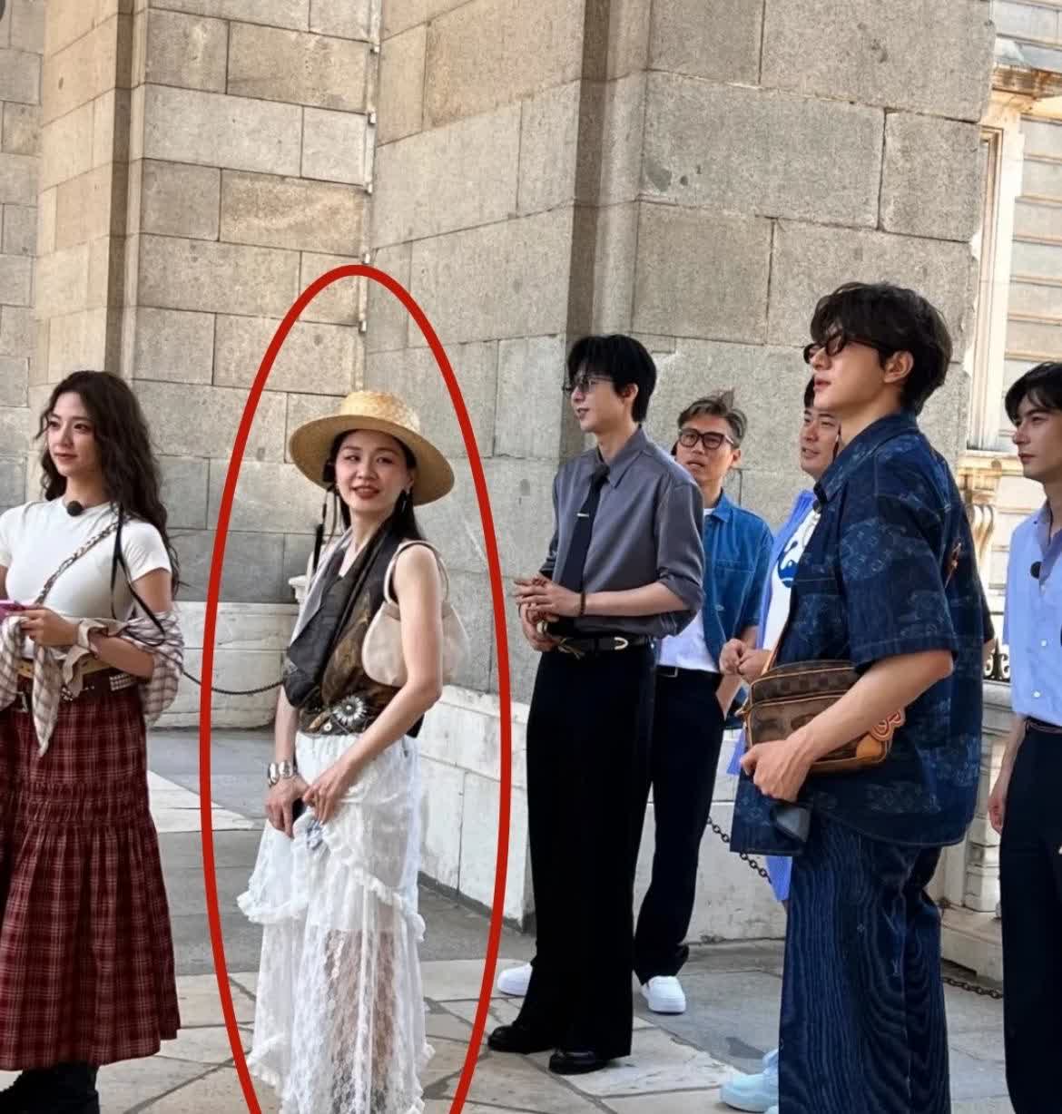 不是？她现实中这么不上镜吗⁉️😃
金靖生完孩子之后的状态也太好了吧，感觉比之