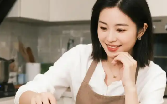 刚烤好两条羊腿，老公就发消息说小叔子一家30分钟后到。我立马叫闪送将羊腿送父母家