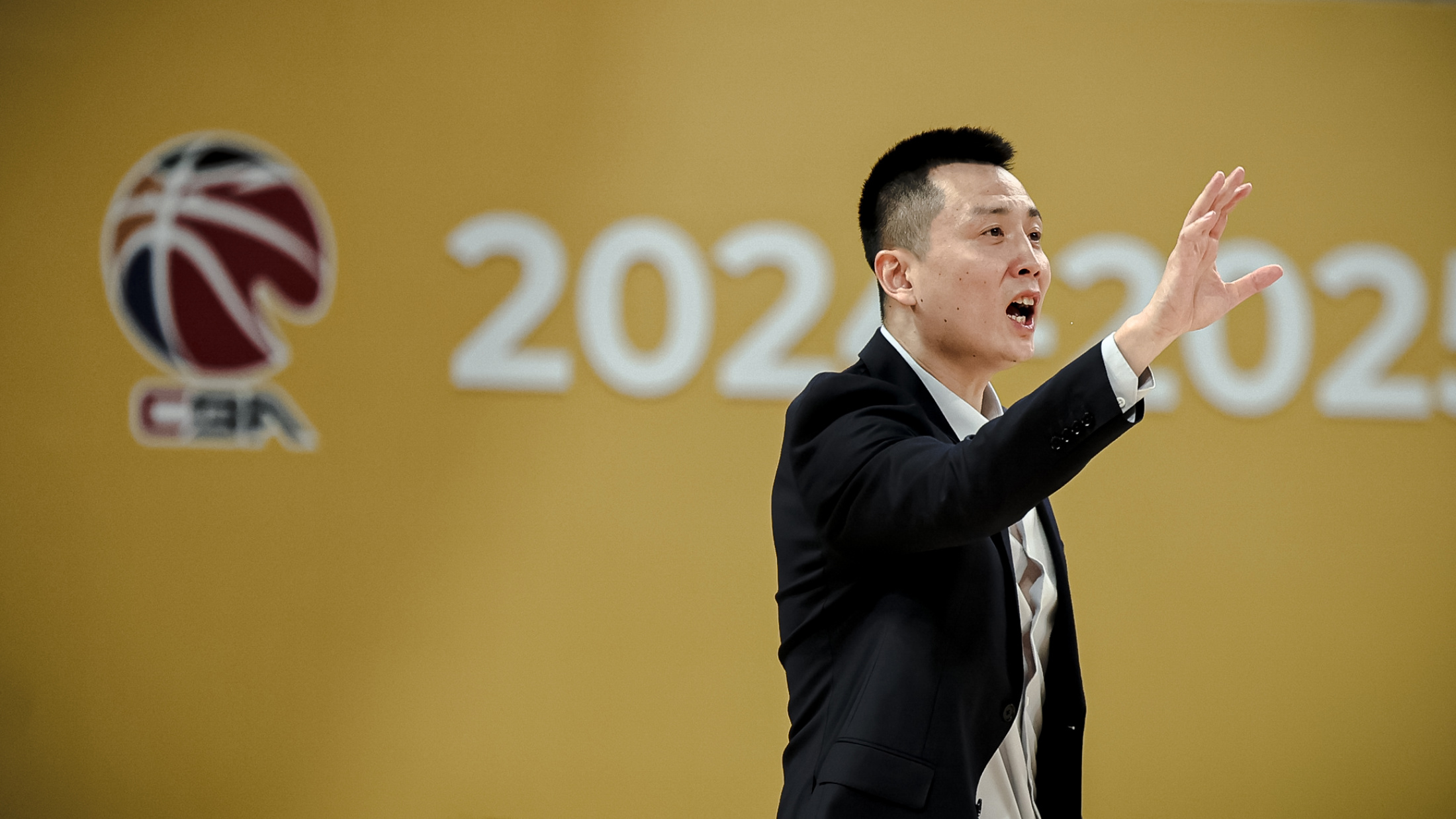 卢伟坦言，当主帅确实很累，白发长了不少
