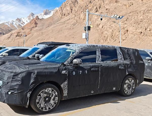 瞅瞅，小米YU9有新动静啦！
现在小米已经把车弄到新疆去做路测了。
虽然是增程版