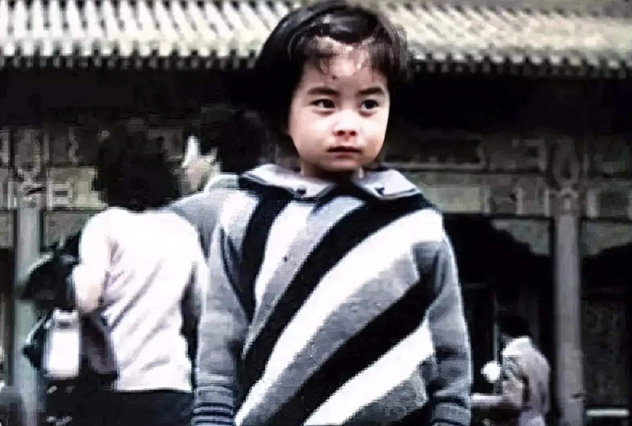 知道这个小女孩是谁吗？这是她1986年和父母一起游玩时拍摄的照片。她出生在河北保