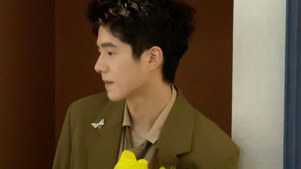 刘昊然橄榄绿穿搭：把「松弛感」玩出高级感的范本