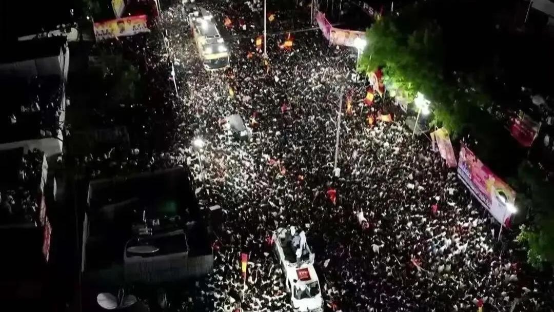 印度再次发生严重踩踏悲剧：万人场地涌入2.7万支持者致39人遇难，含8名儿童与16名妇女