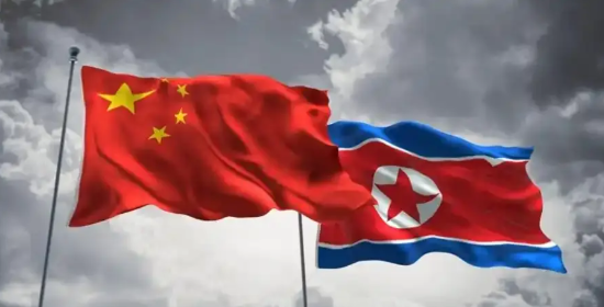 之前朝鲜和俄罗斯走得近，现在怎么又跟中国跑？其实很简单，现在局势变了，他急着找靠