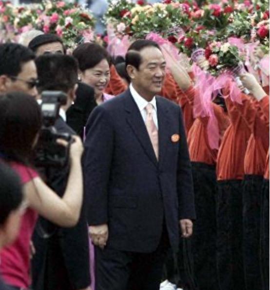 2005年宋楚瑜回湖南，说自己带着堂客回来了，现场台湾记者一脸懵
【2005年5