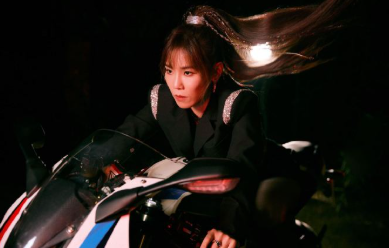 能唱能聊能跳还能接梗，李佳薇的综艺感和舞台表现力都很强，这样的全能型艺人在内娱并