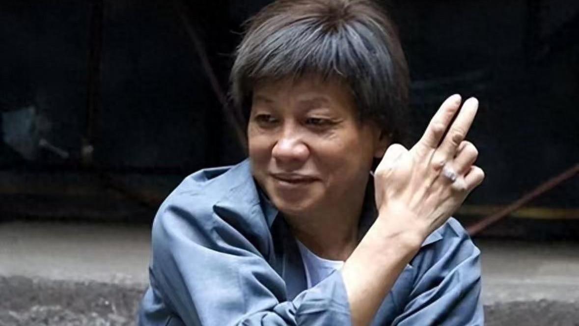 周星驰深情悼念梁小龙：昔日银幕传奇，如今天人两隔