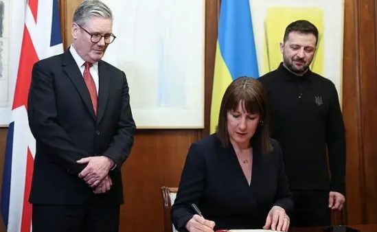 泽连斯基离开美国后，马不停蹄的飞往英国面见首相斯塔默和查尔斯国王。
斯塔默在唐宁