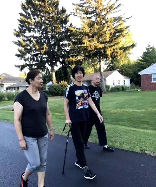 她极有可能从美国洛杉矶搬走了，不过她应该没有回国，可能搬到美国其他城市了。洛杉矶