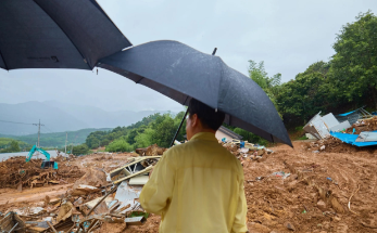 小国的悲哀，全国受灾。连日来，韩国各地普降暴雨，洪水泛滥，房倒屋塌，导致多人死亡