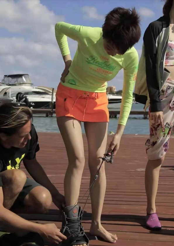 姜妍这双逆天美腿，又长又直，线条流畅，简直看呆老外。

