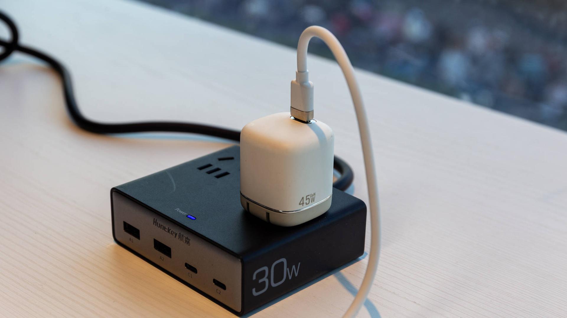 手机原装充电器坏了？试试航嘉F45 Turbo奶茶氮化镓充电器