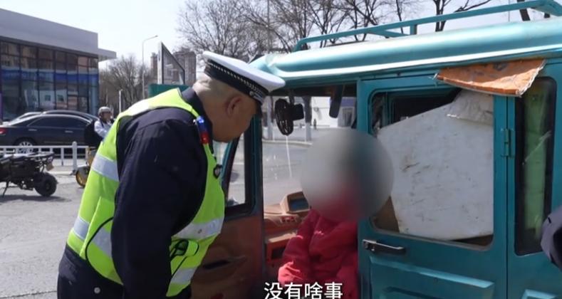 这可惹不了！银川一老太太骑电动三轮车不慎发生事故，交警过来询问老太太年纪时，没想