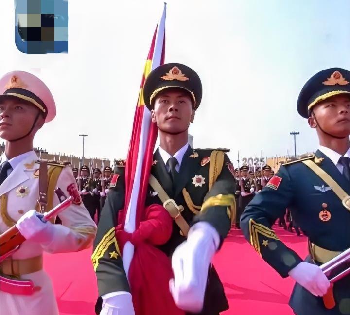 国旗护卫队从人民英雄纪念碑走向升旗台，汇聚在他们身上的，不仅有全世界的目光，还有