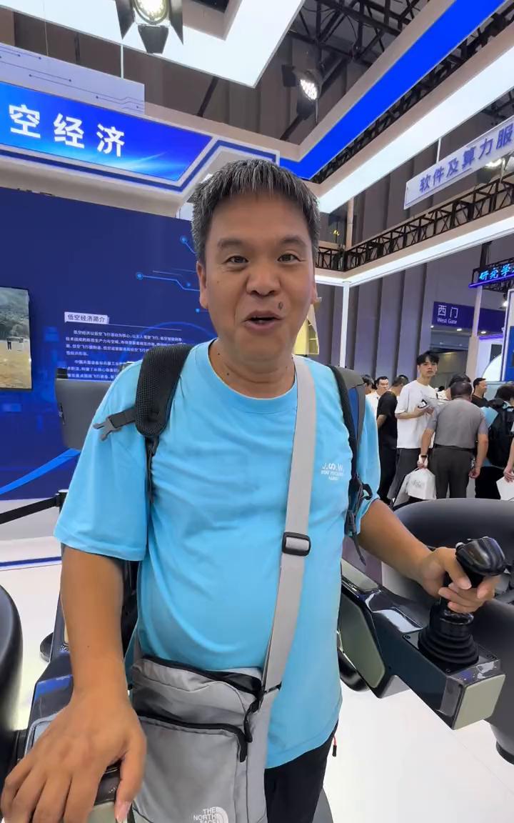 这是中国兵器工业的机器人，这个太酷了，给大家看一下它有几个大旋转，这个适用于救火