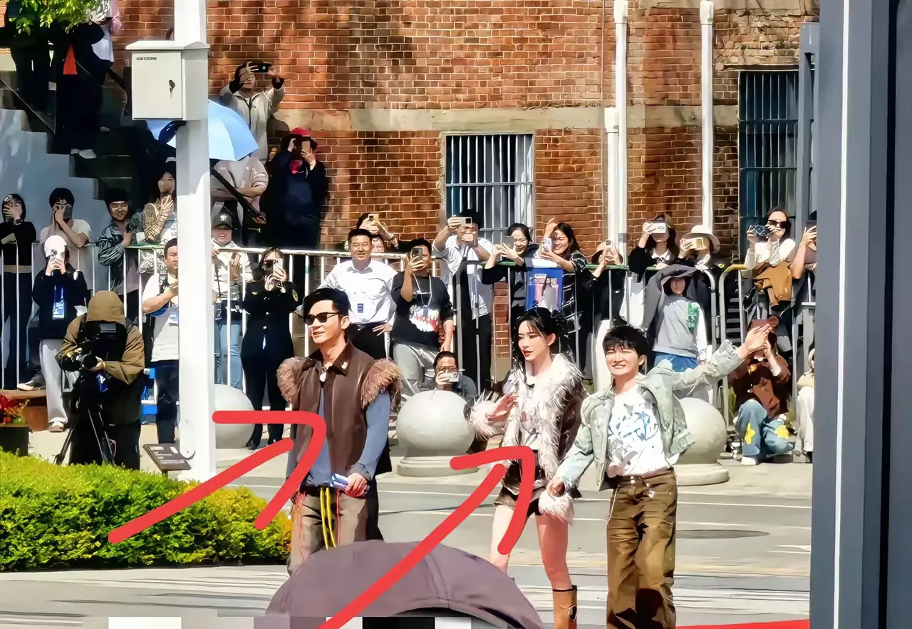 武汉高温奔跑吧录制明星穿厚衣











天呐！不敢相信我看到了什么！