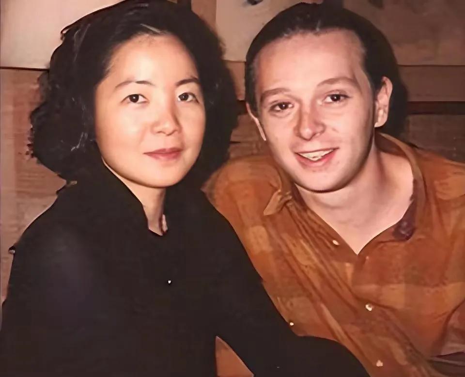 经常会有人问这样幼稚的问题。
比如像邓丽君这样的大明星，为什么会看上一个其貌不扬