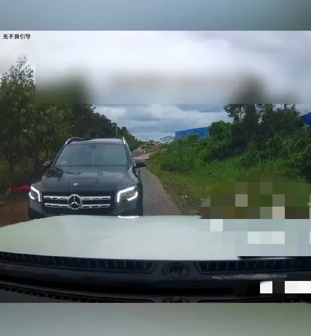 两车相遇，奔驰女车主亮证逼对方让路

事件发生在7月22日，广西防城港，两车