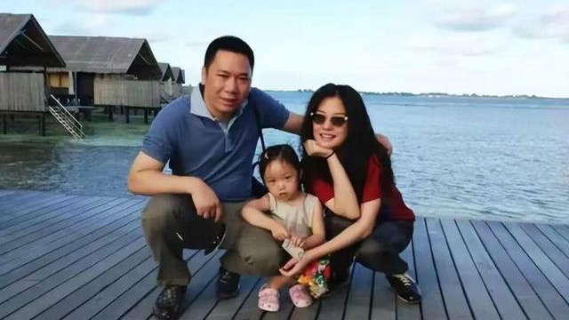 封杀4年，49岁赵薇现状曝光，头发剪短面色憔悴，婚姻事业双失利