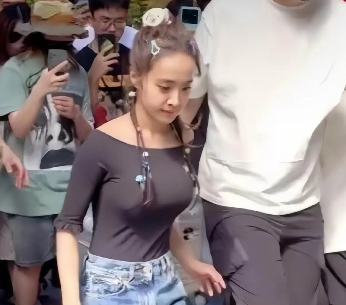 蔡依林个子小，果然显年轻。
