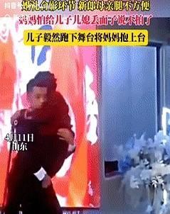 “眼泪止不住了！”山东一男子结婚时，到了家人合照环节，新郎母亲因腿脚不方便，怕上