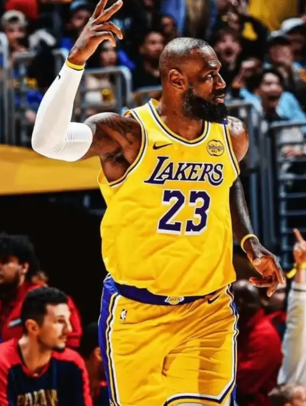 詹姆斯不再是每回合都通过持球发起进攻，但依然能在转换、空切和关键回合中稳定取分，