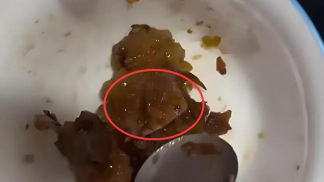 给孩子喂粽子竟吃出带血创可贴！知名品牌紧急下架，这粽子谁敢吃？