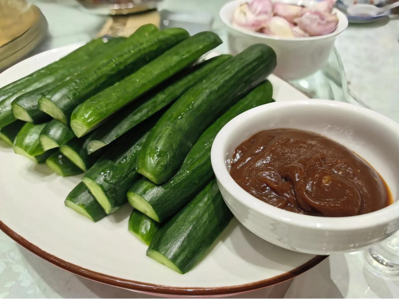 在胖东来旁边吃饭，那感觉很特别。河南菜的风味就像回到乡里乡亲中间。美食超诱人，像