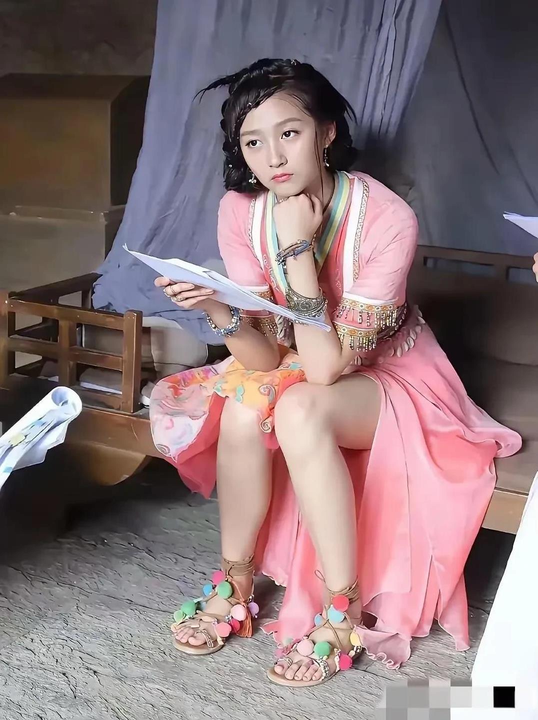 关晓彤，是真不听劝啊！
全网都在说她“长不大”
穿再性感都让人产生不了一点“邪念