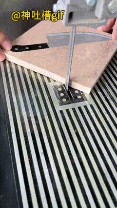 小时候你玩过这个玩具吗？方形的木头上面画着一个菜刀，在切割机的下方，沿着菜刀的边