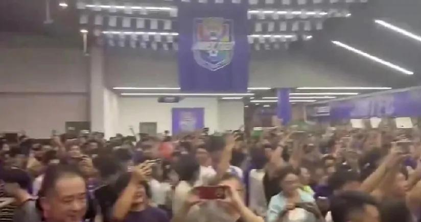 魔怔了，这家球迷怎么老骂人
津门虎的球迷素质都这么低的吗？比赛过程中一直在谩骂成
