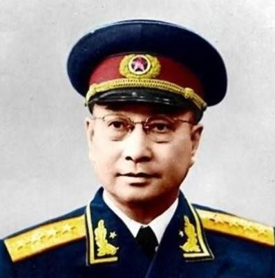 1953年，陈赓的车在哈尔滨被一个交警拦下，他直接拉开车门坐到车里，随后对司机说