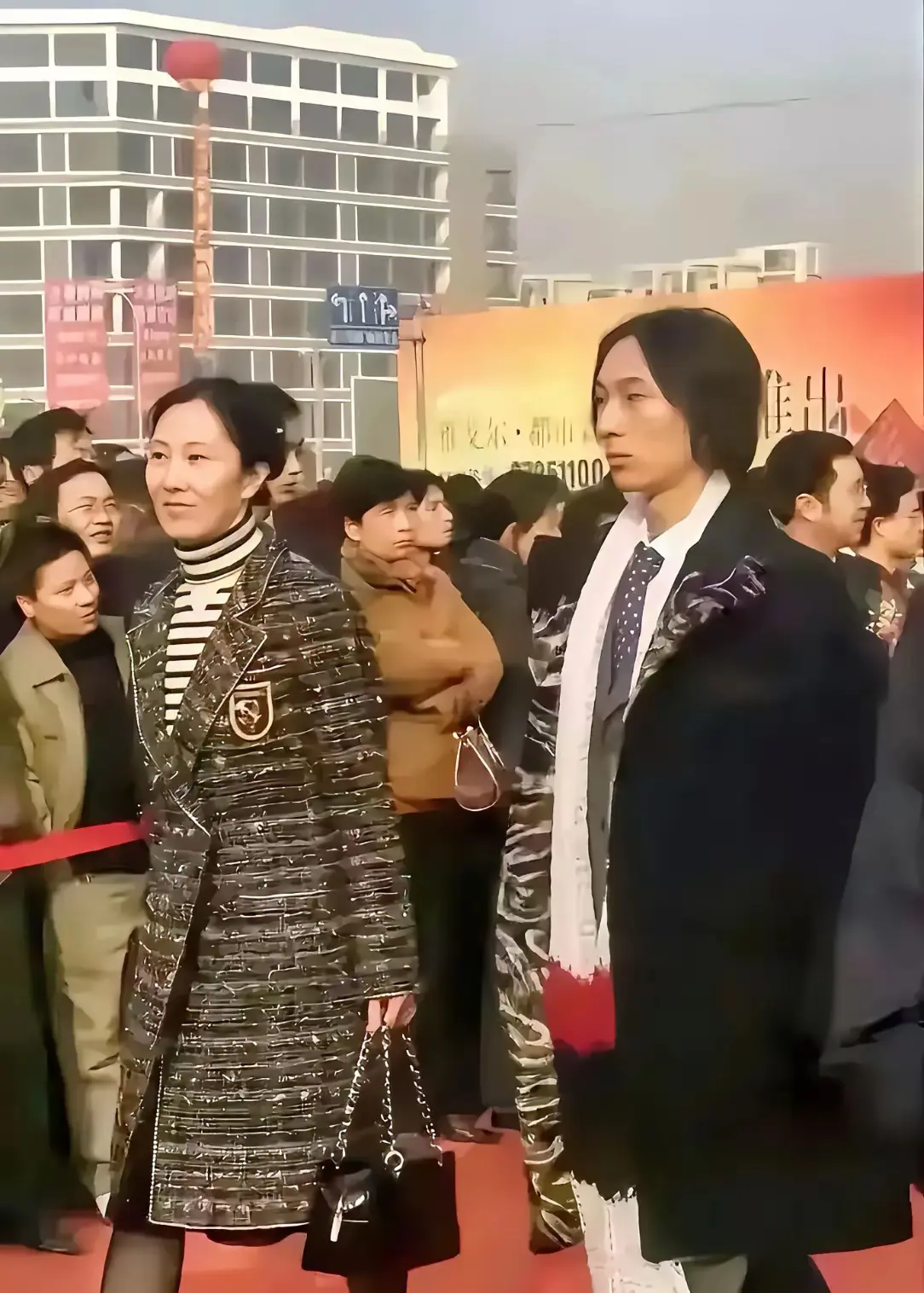 严重怀疑王思聪的双眼皮是割的，你看他年少时这个模样，明明就是一单眼皮帅哥
