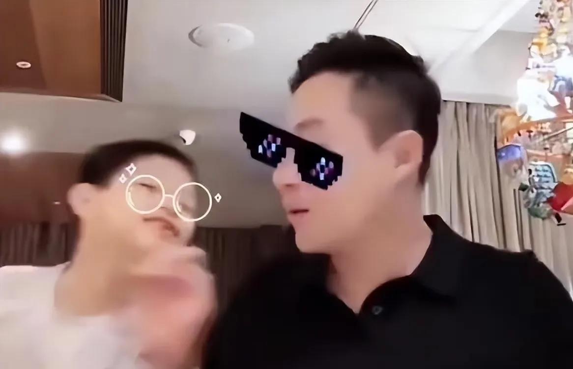 网友说：汪小菲虽然好，可是两个孩子没有了亲妈，是任何人都代替不了的。这么大孩子也
