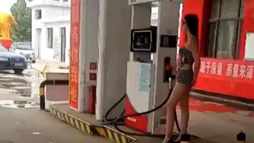 双十二促销“油模”引争议，广东江海加油站女模促销衣着暴露遭执法叫停，监管部门责令整改