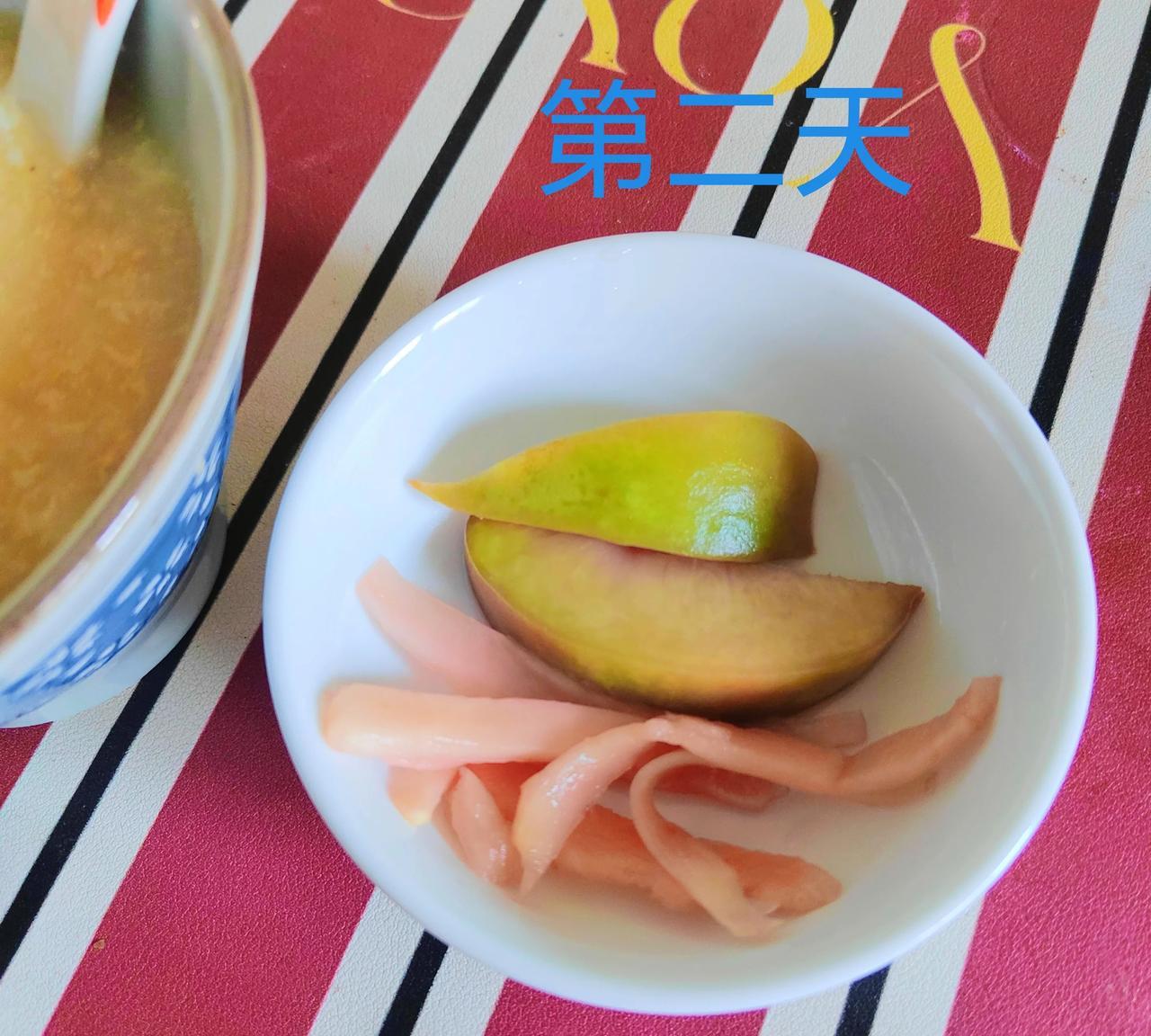 紫苏桃子装罐密封后的第四天
#晒图记录生活#戳这里，一起领红包>
本来我是