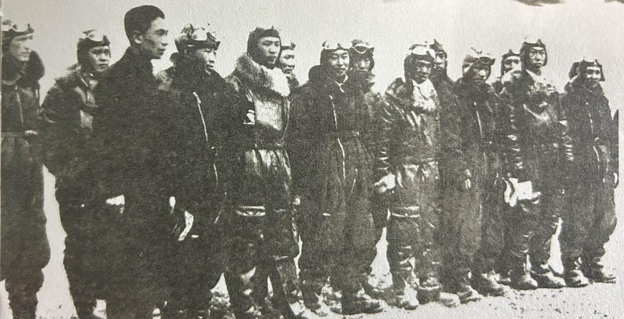1938年2月18日，中国空军击落空袭武汉的日机12架。图为参战的空军将士。#新