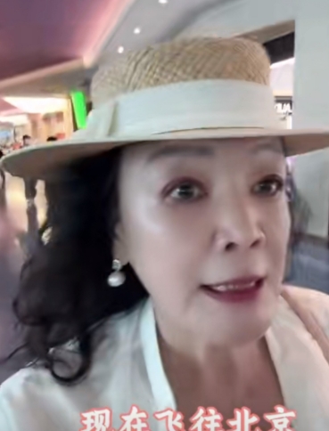 张兰小视频拍的越来越有情境了！
一个人拉着行李气喘吁吁的在机场赶飞机，看起来时间
