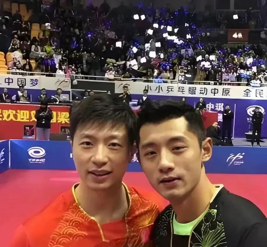 感觉马龙跟张继科最好，等张继科走后，马龙才和许昕好的。
许昕是马龙的小师弟，他俩