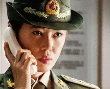 当年，吴京拍《战狼》有一场醉酒戏，本来是直接坐在床上，但对面饰演龙小云的余男立刻