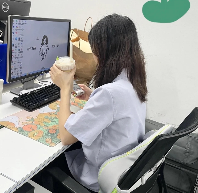 单位里被孤立的，往往是正直善良的人。

因为这些人不会人前一套，背后一套，他们不