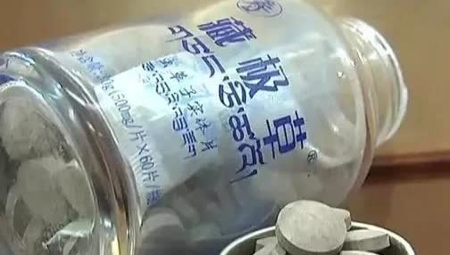 老人买了四瓶"糖果"花了2500元，要不是家人发现及时报案，骗子可就跑了，这是发